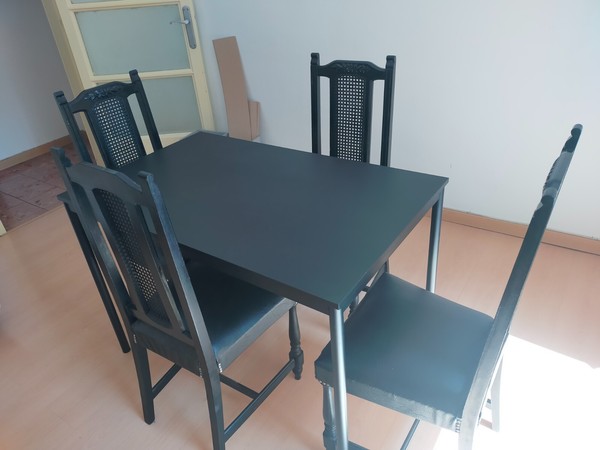 mesa comedor negra de IKEA. Está como nueva! Es ligera y fácil de limpiar.