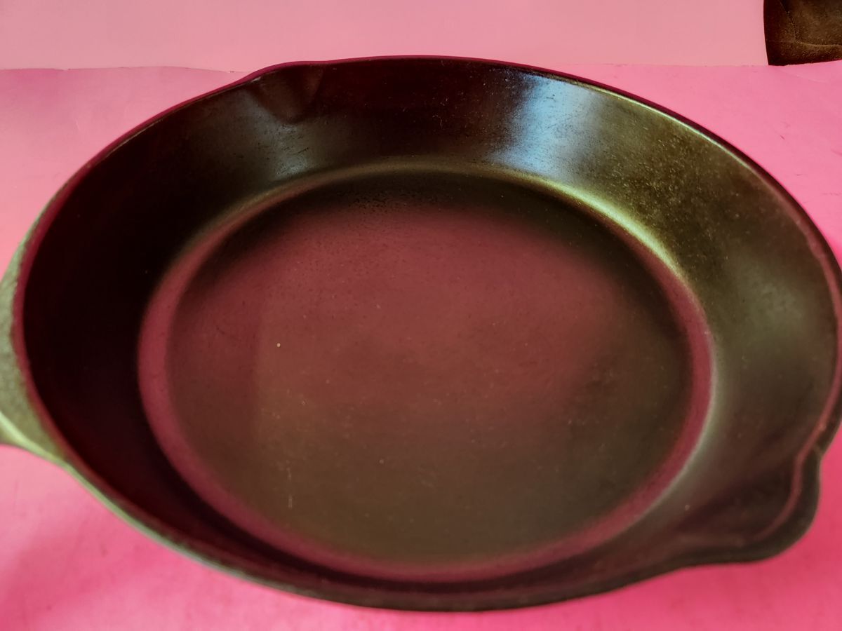 Vintage VOLLRATH Cast Iron No. 8 Skillet with Heat Ring Vintage VOLLRATH Cast Iron No. 8 Skillet with Heat Ring