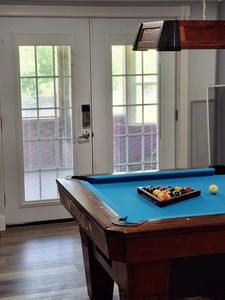Diamond Professional Billiard Pool Table with Light.
