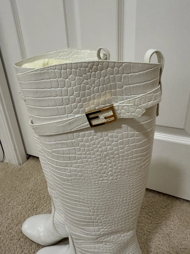 Botas hasta la rodilla Fendi detalle hebilla tacón bloque - Talla 37 - Excelente estado Foto 2 de 4