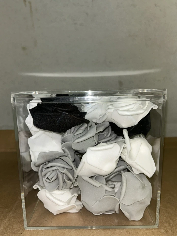 Фетровый черный, белый и серый стол центральный элемент бутоны розы в прозрачной пластиковой коробке 6x6x6 - Изображение 4 из 4