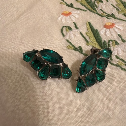 Vintage WIESNER Signed Emerald Green Crystal Marquise Cut Clip Earrings - Afbeelding 3 van 11