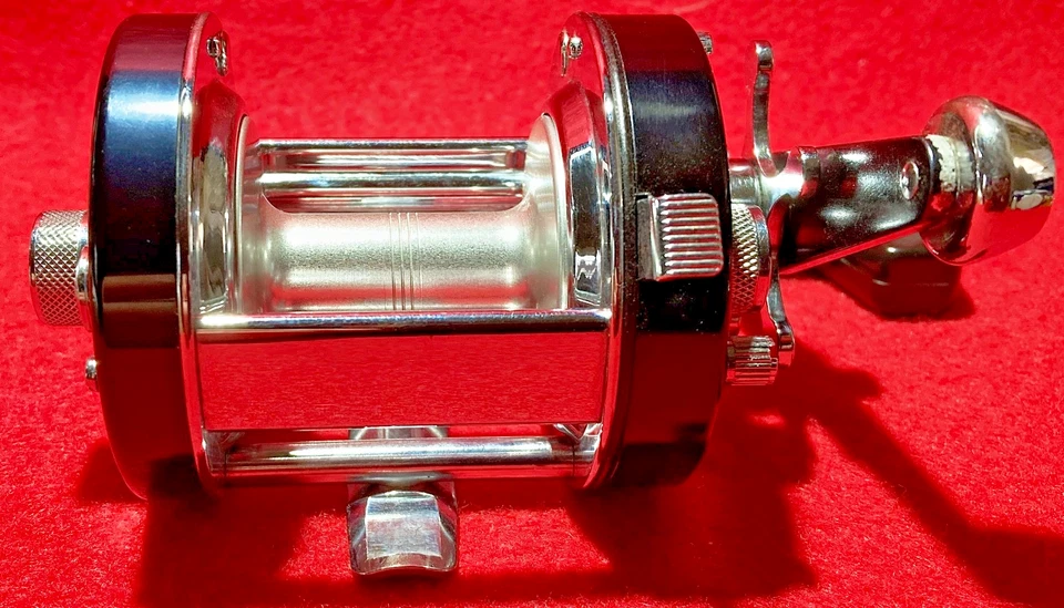 Carrete de baitcast Abu Garcia 6500 CT Big Game con mango extra nuevo - Raro Foto 3 de 4