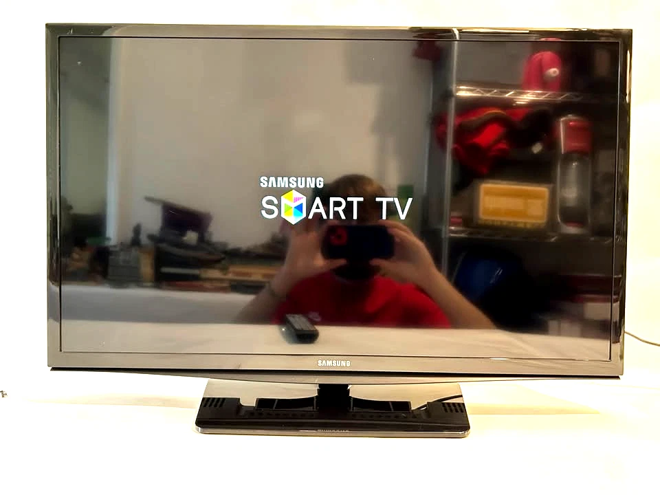 Samsung UN28H4500AF 28" Smart Streaming Television LED TV w/Stand & Remote - Image 2 of 3