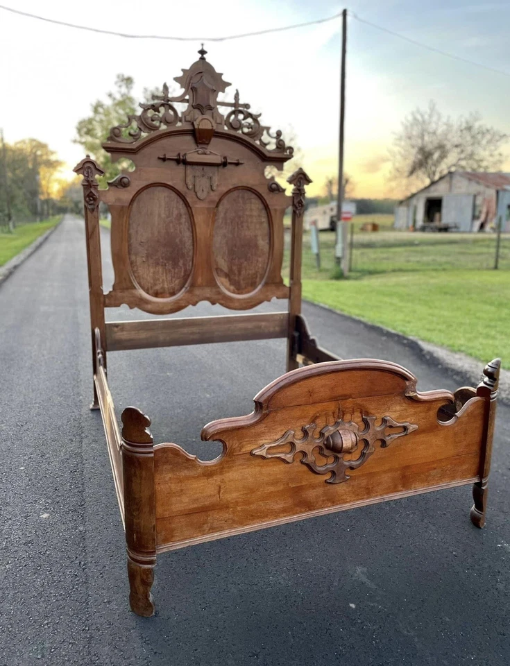Elegante cama antigua victoriana renacentista renacentista con respaldo alto tallada en nogal y burl Foto 2 de 4