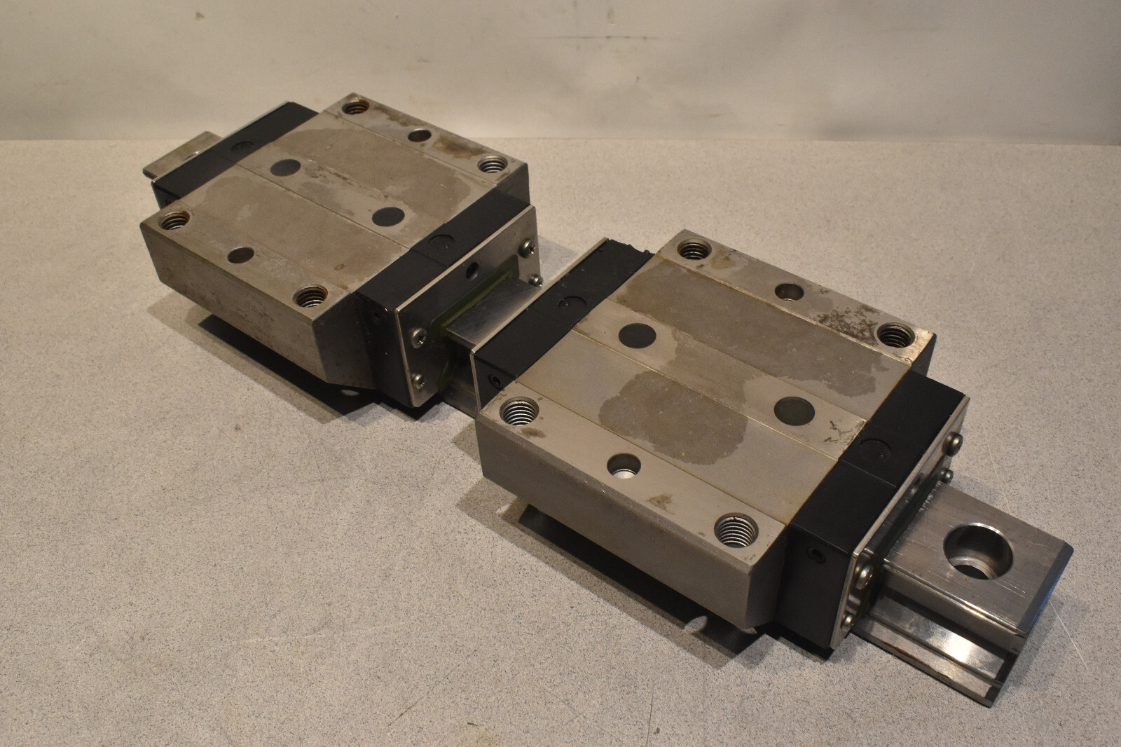 Bosch Rexroth R185141210Linear guide block roller bearing 2pcs + rail