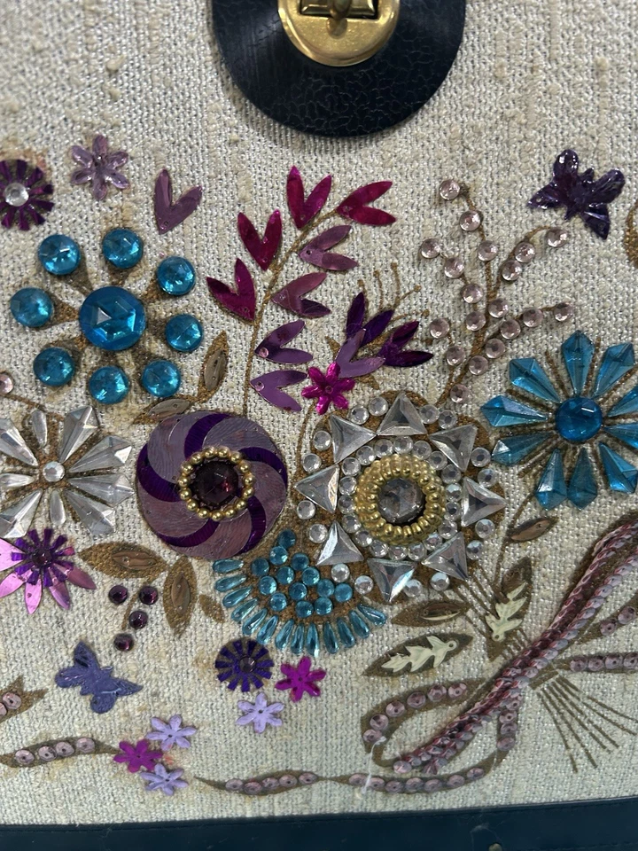 Cartera/bolso de mano vintage estilo Enid Collins con flores fondo de madera con joyas años 60’s Foto 3 de 4