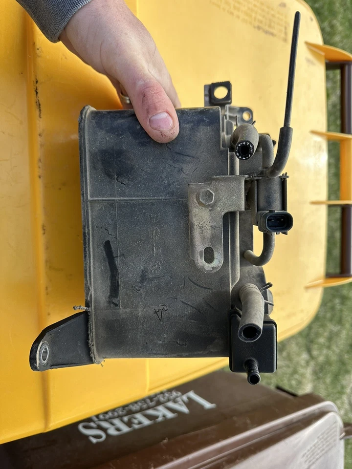 Bote de carbón de vapor de combustible Toyota 4Runner Tacoma 96 98 99 00 77740-35392 OEM Foto 4 de 4