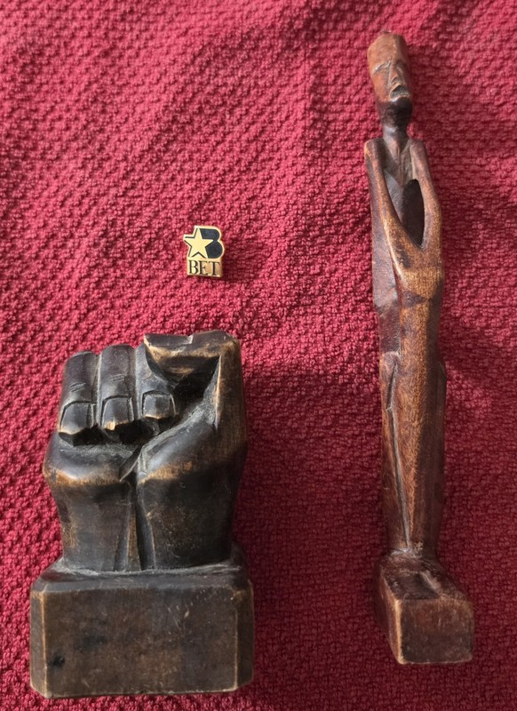 🔶 Lot 1 Wood Carved Figures; Bongo Drummer African Tribal & Power Fist. VTG