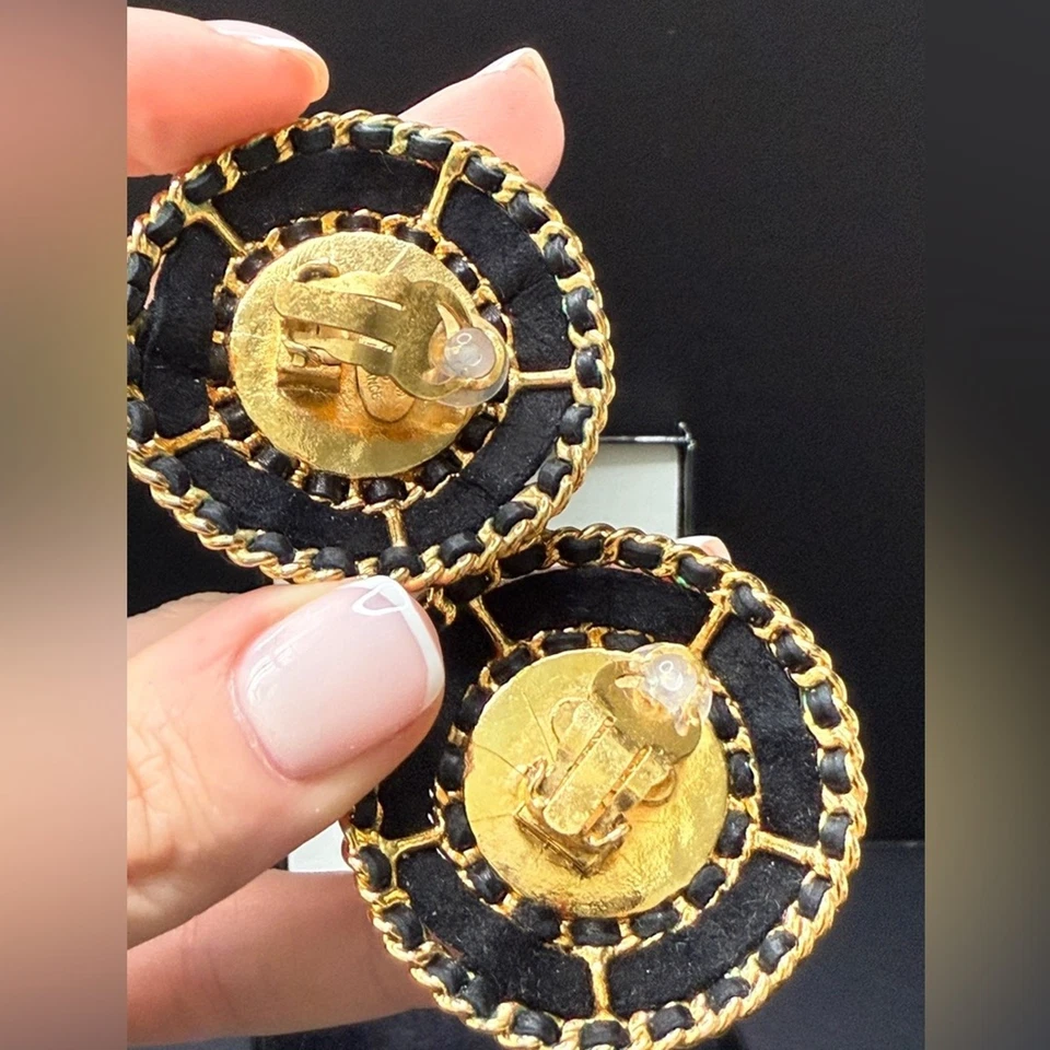 LOT 1659 24K gold plated CHANEL vintage clip on earrings leather chain pearl - Image 3 of 4