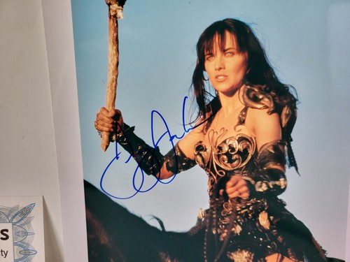(L1117) XENA - Lucy Lawless - Photo signée à la main 8' x 10' avec certificat - Photo 3/4