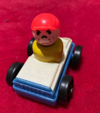 Vintage Fisher Price Little People Play Rodzina chłopiec w niebieskim samochodzie.