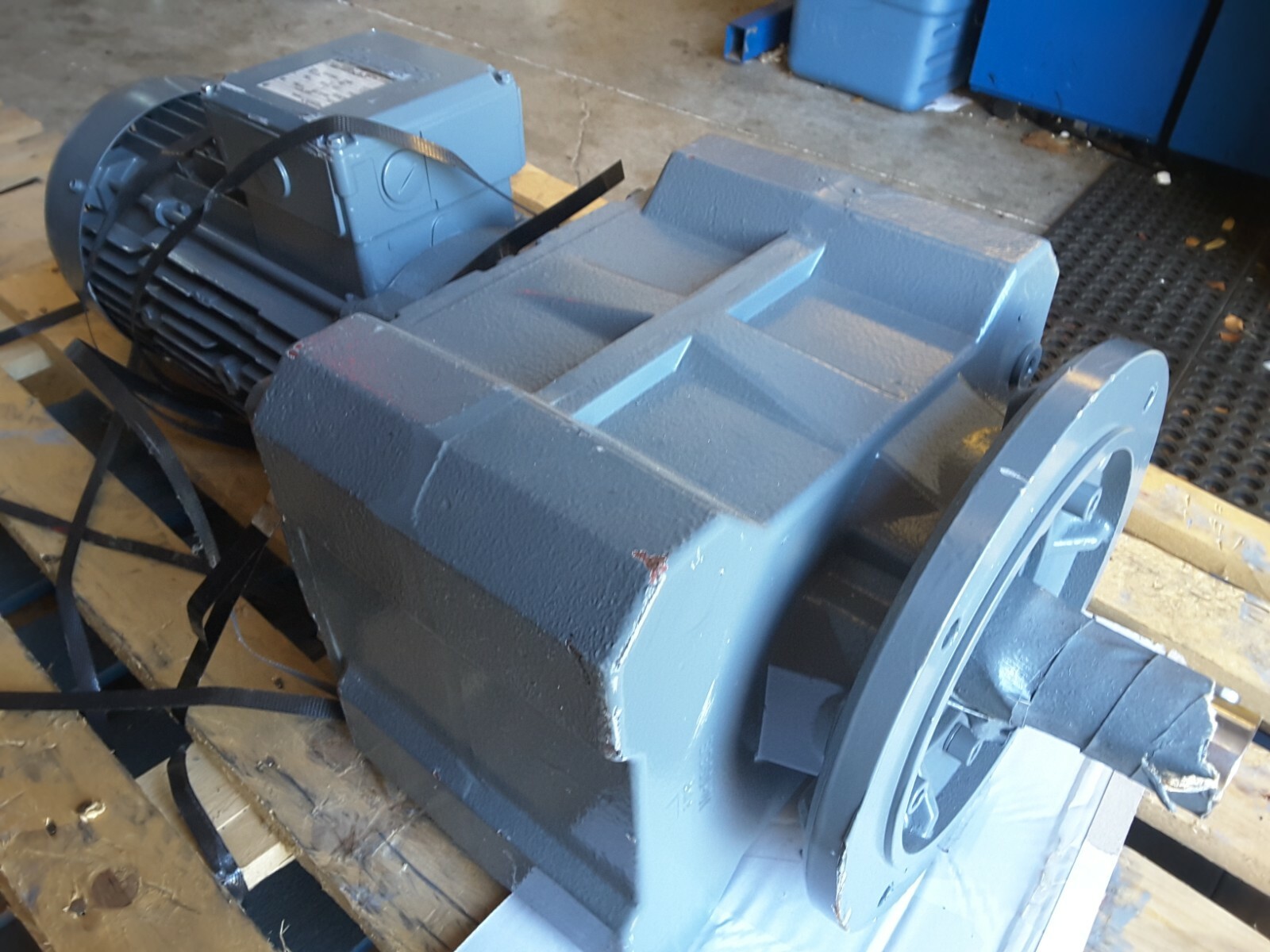 BAUER BG Helical Gear Motor Bg 6037/DPE11LB4C/AMC3 BG 73/8 HP 5.5KW