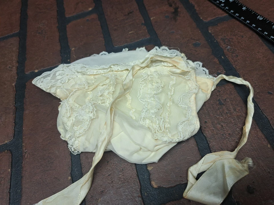 Antiguo sombrero blanco con volantes de encaje para niñas pequeñas Foto 2 de 4