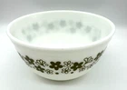 Vintage Pyrex Spring Blossom Crazy Daisy Mixing Bowl #402 1 1/2 Qt White w/Green