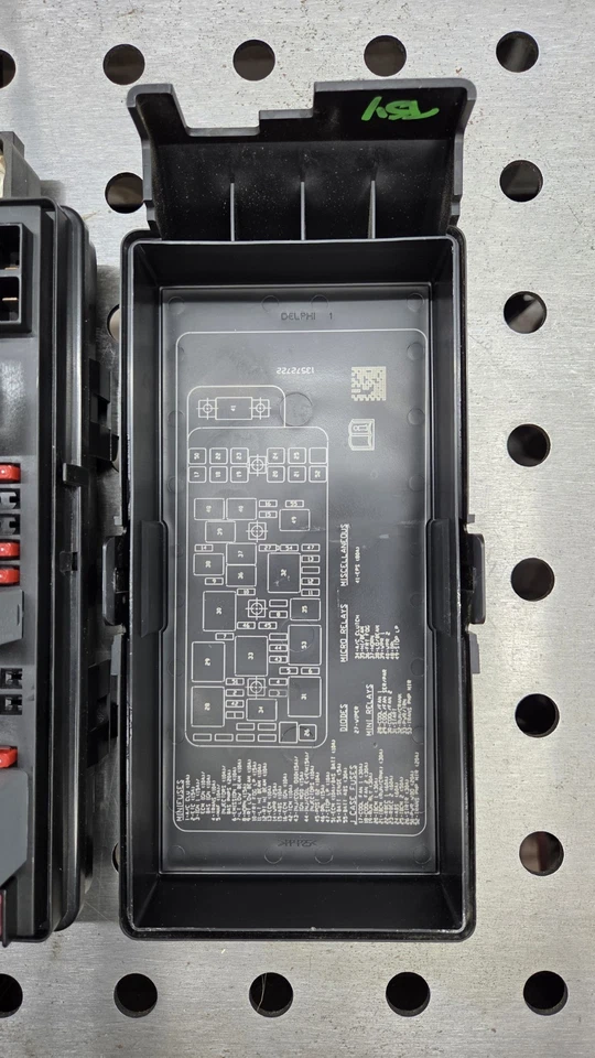25883020 2009 Saturn Aura OEM debajo del capó caja de fusibles de conexión 2,4 L solamente Foto 3 de 4
