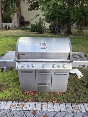 Napoleon 730 LEX Grill Slightly Used Great Condition