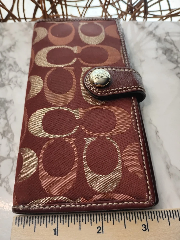 Cartera sobre vintage Coach borgoña con estampado de charol y2K Foto 3 de 4