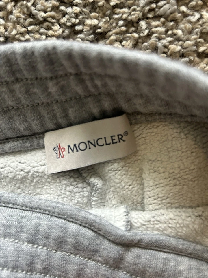 Conjunto de sudadera con capucha y pantalones Moncler Foto 2 de 4