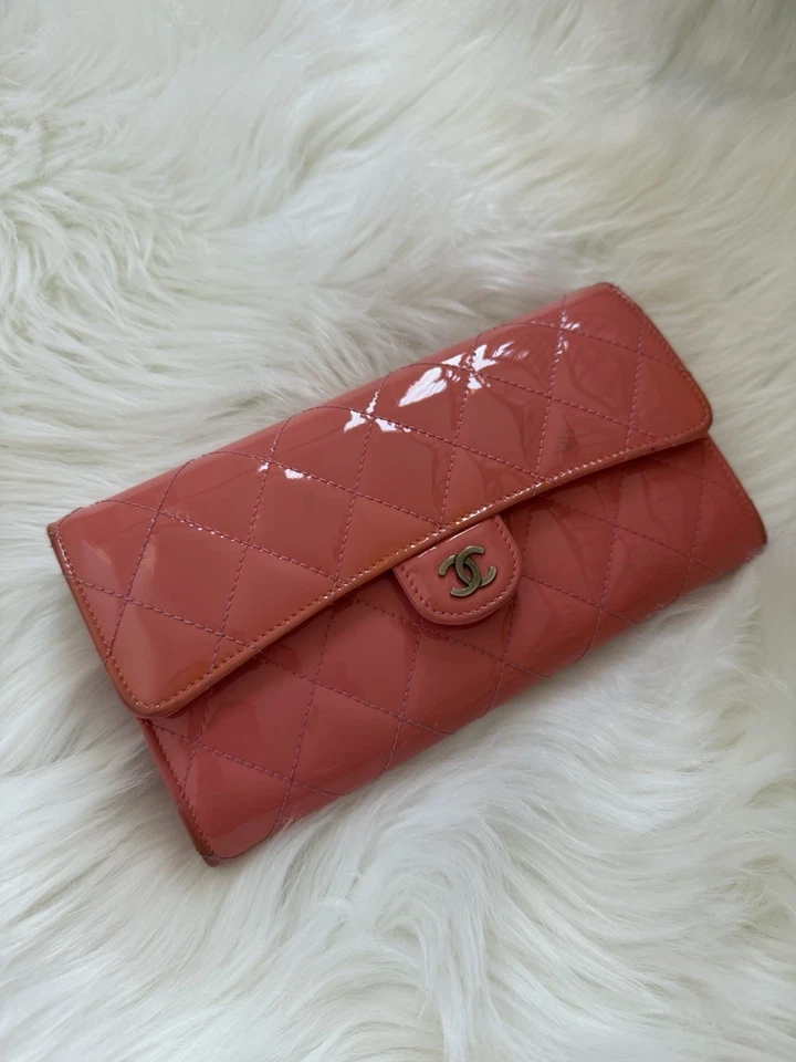 Carteira longa Chanel acolchoada rosa couro envernizado com logotipo CC - Imagem 2 de 4