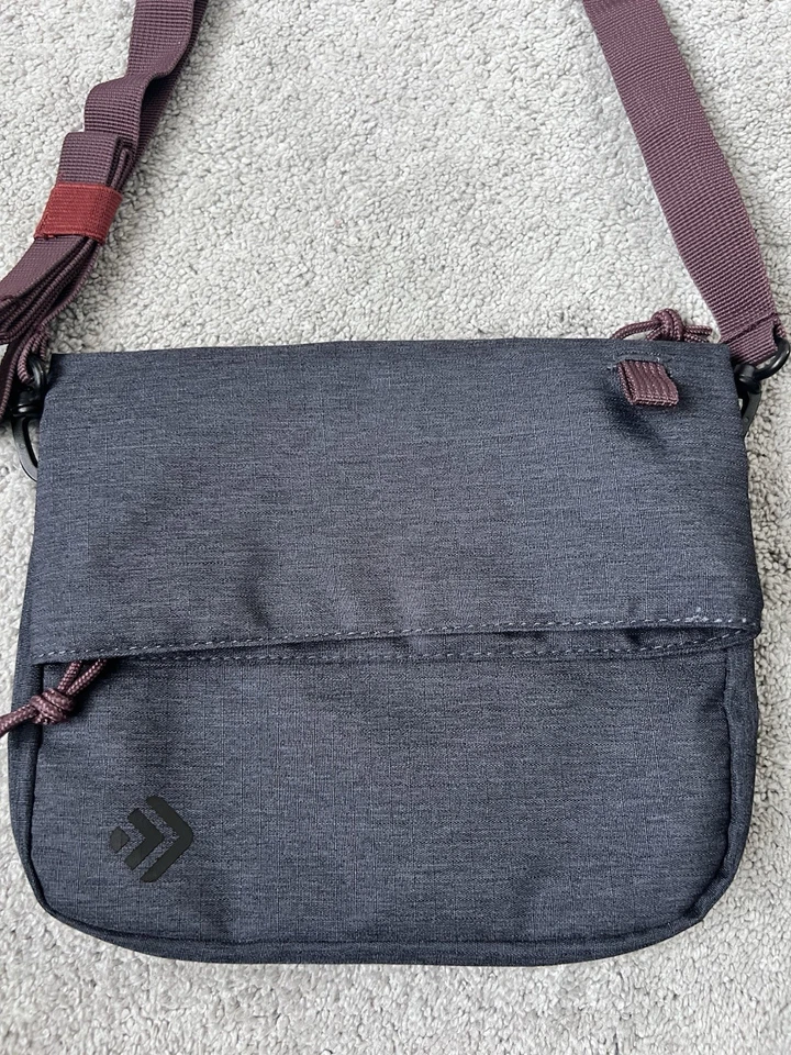 Bolsa tiracolo Outdoor Products cinza com alça marrom lona garrafas recicladas - Imagem 2 de 4