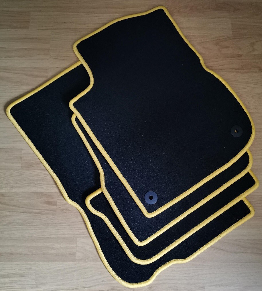 Tapis Peugeot 208 haut de gamme sur mesure en velours noir et jaune