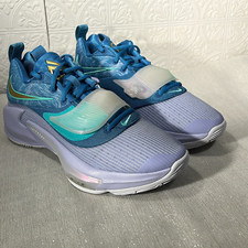 Preços baixos em Nike UNO x Zoom Freak 3 NRG 50th Anniversary