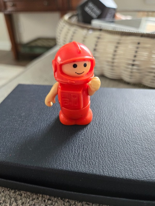 1984 Playmates Toys Lil Playmate Space Station Red / Orange Astronaut