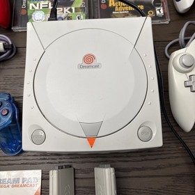 Sega Dreamcast Console Bundle Inc 4 Remotes-Games-Memory Card-Manuals-Works Good