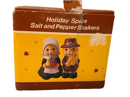 Vintage Russ Thanksgiving Ceramic Pilgrim Bear Salt and Pepper Shakers - Picture 2 of 9