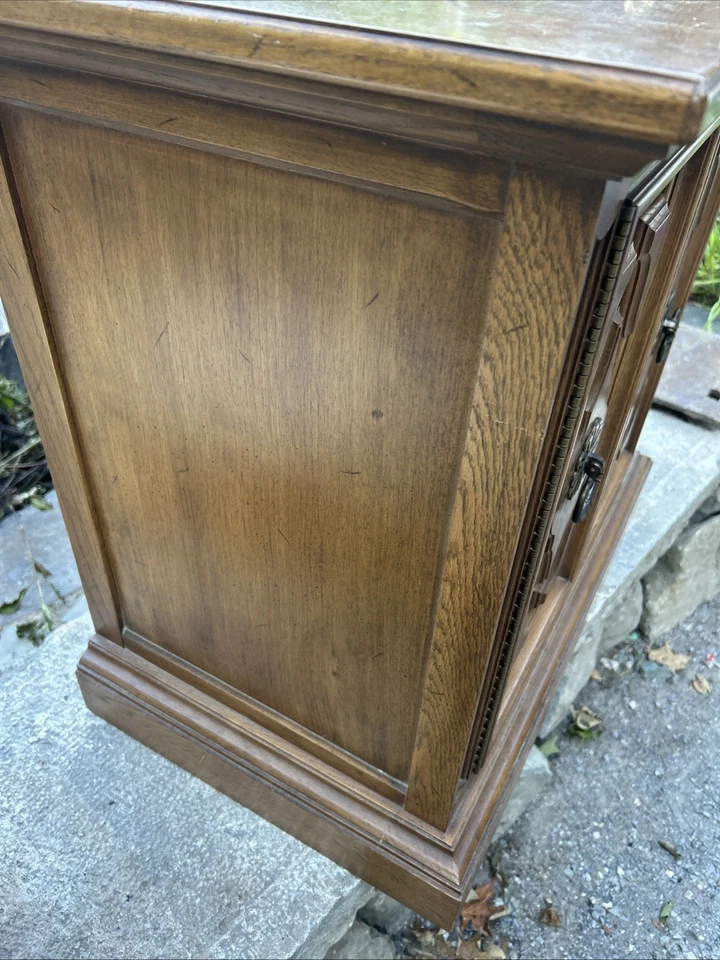 Mesita de noche vintage MCM de madera maciza y chapa 26x24x16 excelente estado Foto 3 de 4