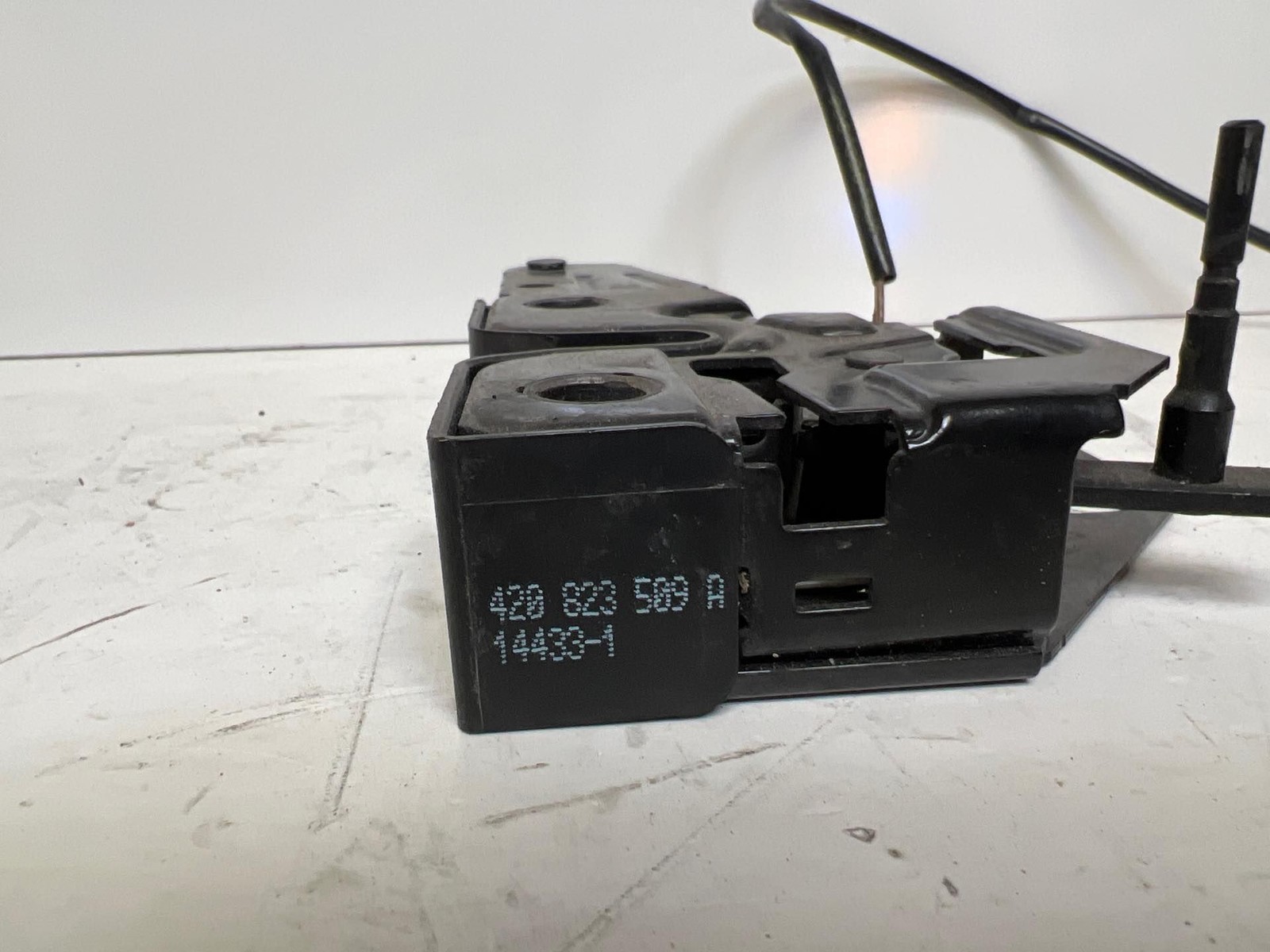 420823509A Audi R8 2007 - 2017 Front Lid Lock Latch (MK)