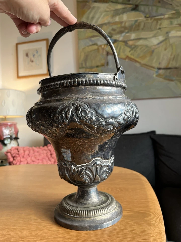 Ancien Seau À Eau Bénite En Métal Plaqué, Décor Frises Florales - Photo 3/4