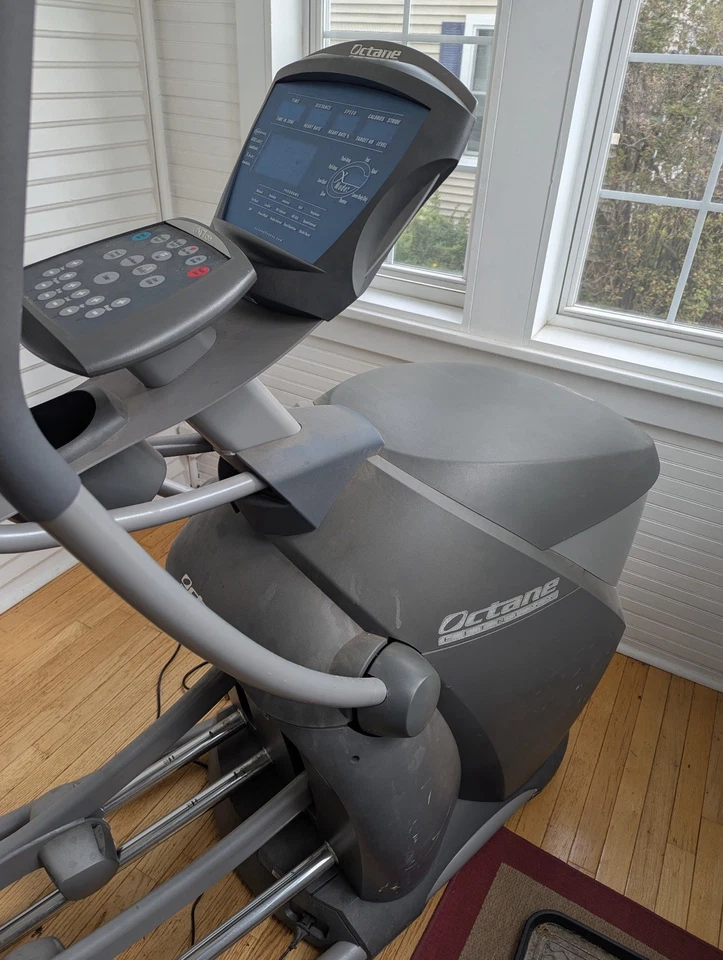 Máquina de ejercicio elíptica Octane Q47ce profesional en orden de funcionamiento completa Foto 3 de 4