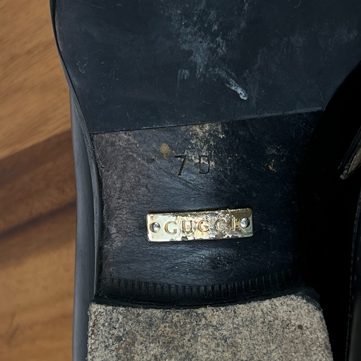 Mens Gucci Black Leather Perforated Accent Penny Loafers  display picture 1