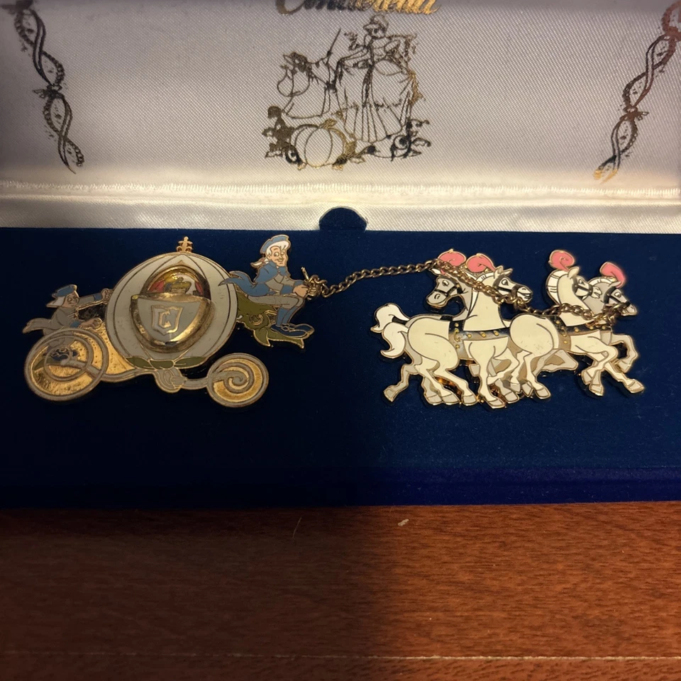 Disney Cenicienta Bisagras Carro y Caballos En Caja Juego de 2 Pin Set Antiguo Foto 2 de 4