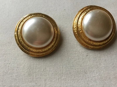 Superbes boucles d’oreilles dorées grand cabochon nacré clips en très bon état. - Photo 1/4