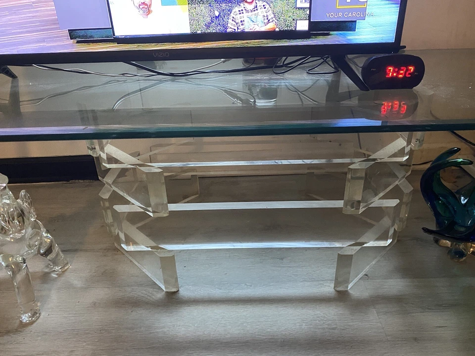 2 mesas lucite vintage MCM HOLLYWOOD REGENCY con tapas de vidrio y una lámpara a juego Foto 4 de 4