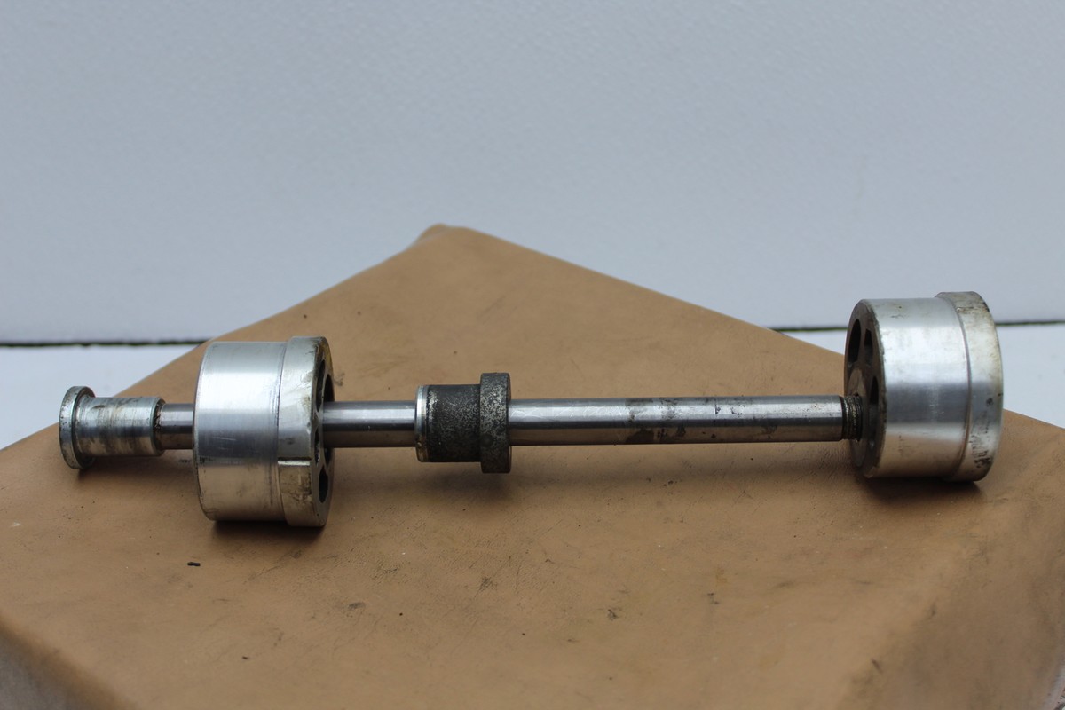 りょーー 1985 KAWASAKI ZX750 GPZ (#422) REAR AXLE BACK WHEEL REAR ADJUSTER