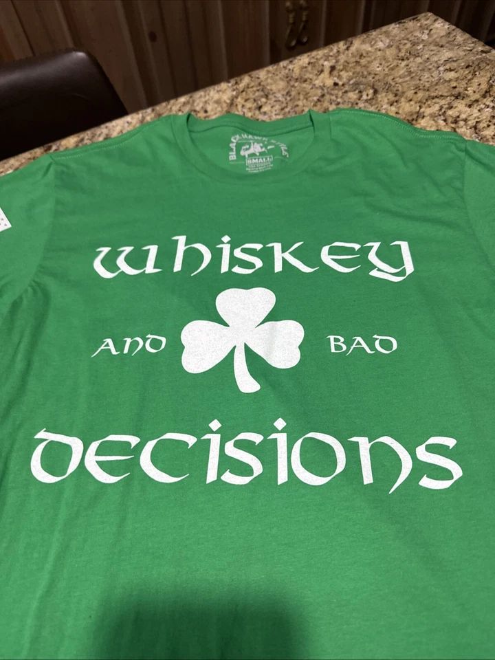 Camiseta Black Hawk Down Whisky y malas decisiones verde irlandesa talla pequeña Foto 2 de 4