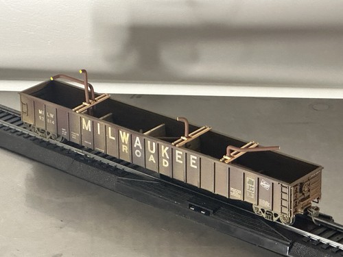 Góndola Walthers HO 65’ Mill Milwaukee Road MILW #93814 carga de tubería personalizada + extras | Condition: Used