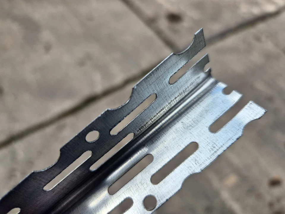 3.0m x 0.5mm Thin Coat Galvanised Steel Plaster Angle Beads (50 pack) - Image 2 of 4