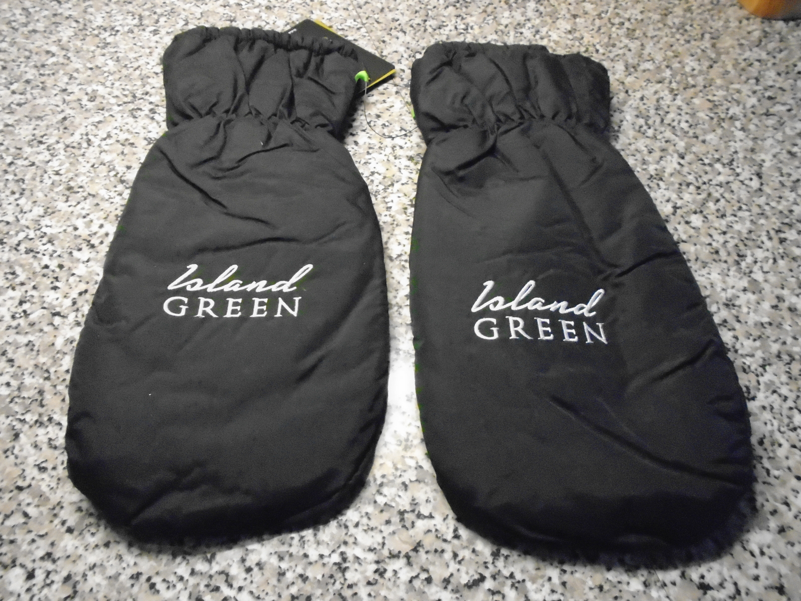NEW ISLAND GREEN  FLEECE LINED  WINTER  GOLF MITTS ~ COLOUR ~ BLACK ~ IDEAL GIFT