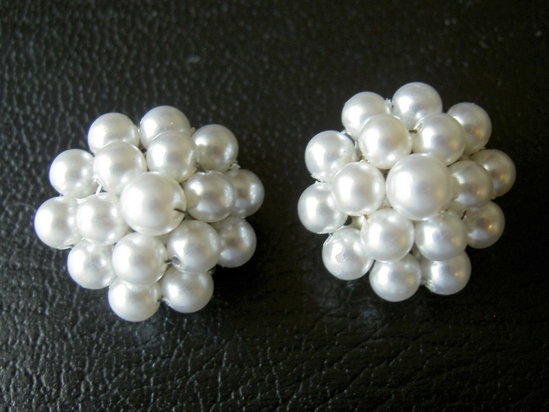 JAPAN VINTAGE FAUX SILVER PEARLS WIRED CLUSTER SILVER TONE CLIP EARRINGS -.75"