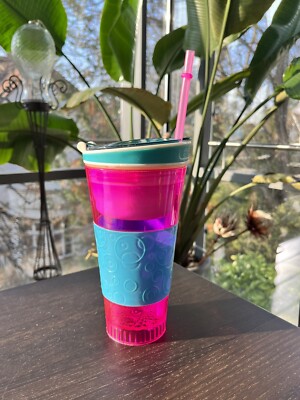 Snackeez Blau Pink Reisebecher Snack und Drink in einem Behälter
