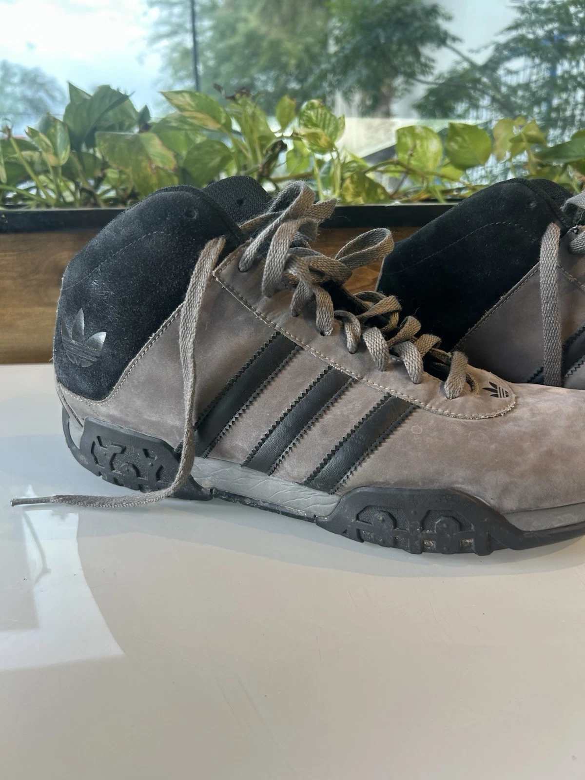 Scarpe da guida Adidas x Goodyear taglia 13 alte in camoscio grigio Motorsport