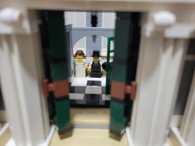 Lego Town Hall (10224) *100% Complete w/ Minifigures & Manuals*