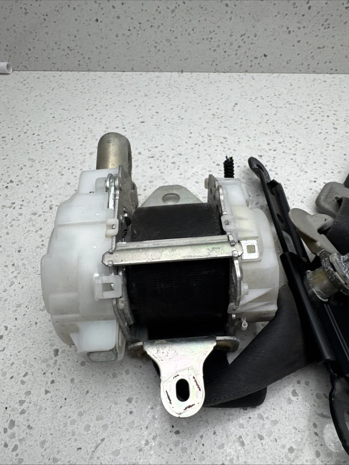 2007–2012 Lexus LS460 Front Left Seat Belt Pretensioner OEM J090331 B414-16 - Image 4 of 4