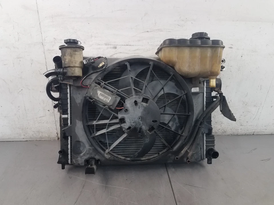 2003 03 04 Mercury Marauder Radiator / Fan / Condenser Assembly #4504 S3 - Image 2 of 4