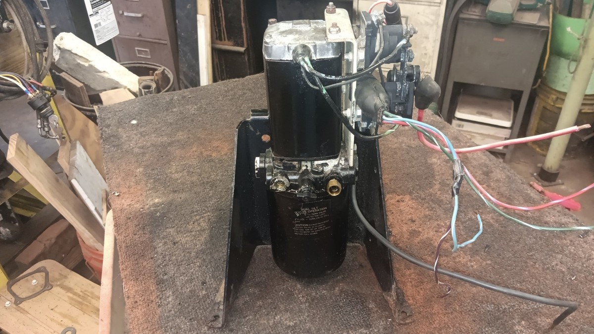 MERCRUISER PRE ALPHA ONE TILT / TRIM PUMP Early Gen 1 OEM 2